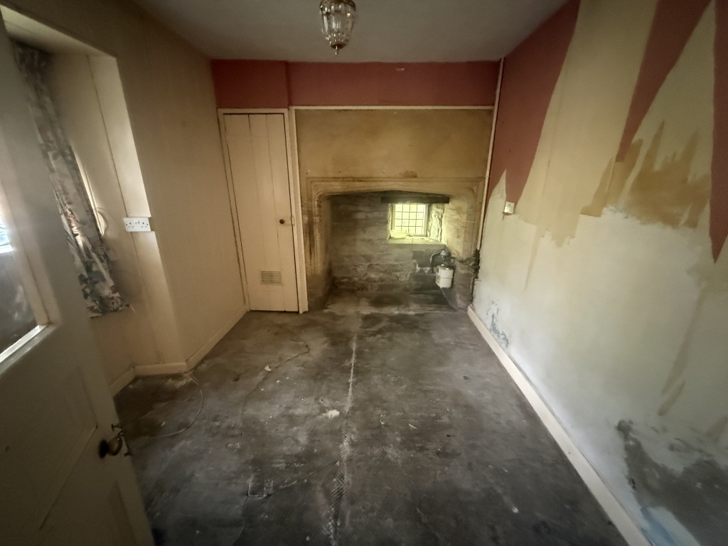 Lot: 99 - CHARACTER SEMI-DETACHED COTTAGE FOR UPDATING WITH LARGE GARDENS - Study family room reception 3